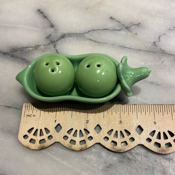 Two Peas in Pod Salt and Pepper Shakers - Picture 4 of 5
